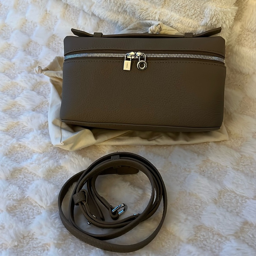 100% leather Lp19 pochette in elephant Gray